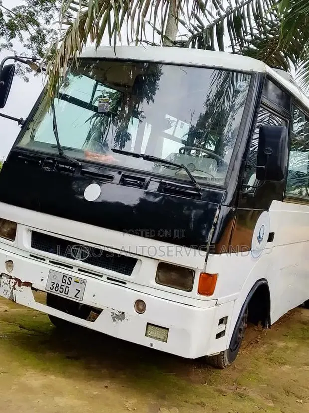 Tata Starbus Ultra Skool 2000 White · Photo 1