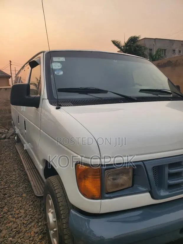Ford E350 2007 White · Photo 1