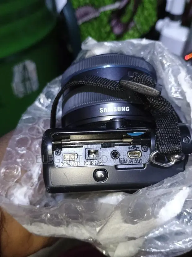 Samsung Nx100 Camera With 20-50mm Lens+ Pentacon 2.8 135mm · Photo 7