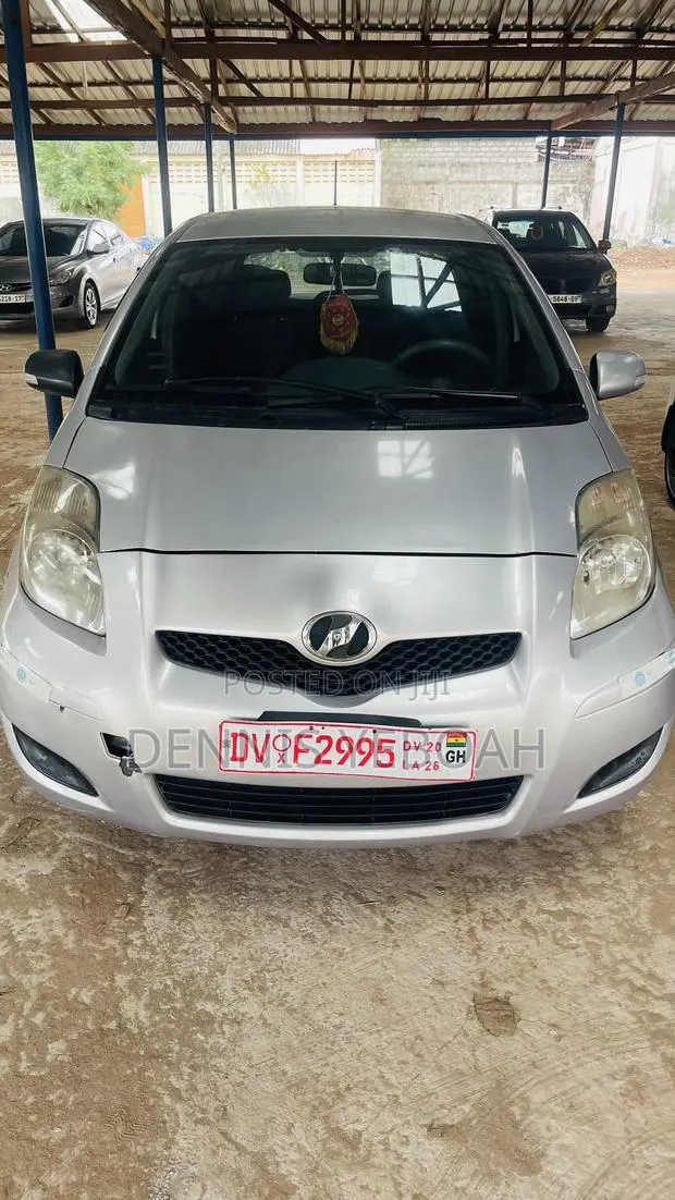 Toyota Vitz 1.0 FWD 3dr 2010 Silver · Photo 1