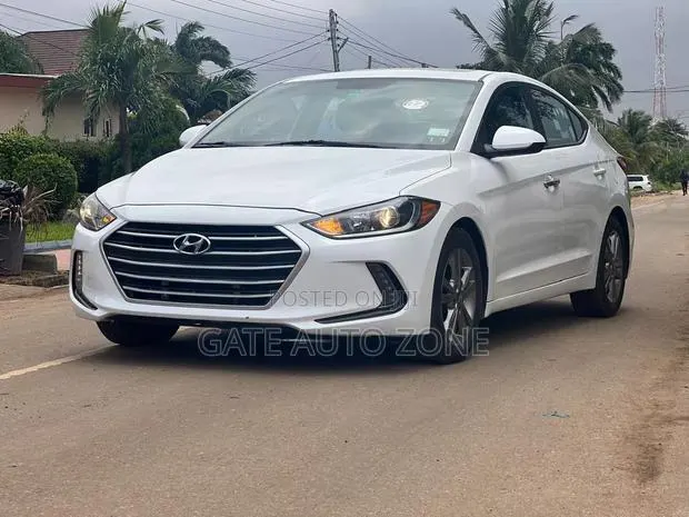 Hyundai Elantra 2018 White · Photo 1
