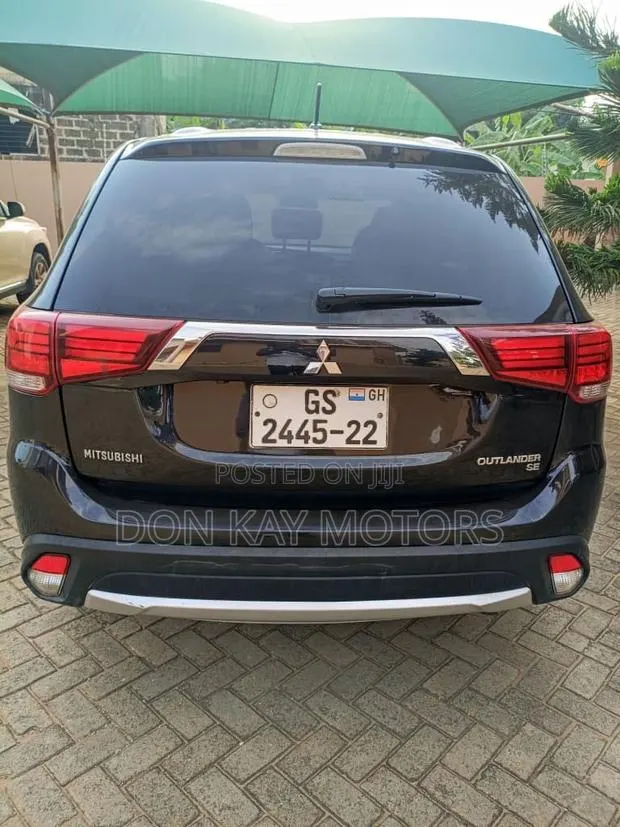 Mitsubishi Outlander SE FWD 2017 Black · Photo 1