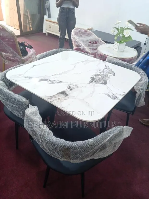 4 Seater Marble Table · Photo 1