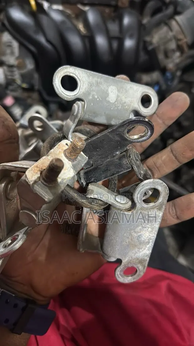 Toyota Vitz,Rav4,matrix,Highlander,IM,vibe 2005,2009,2010 Boot Hinge · Photo 1