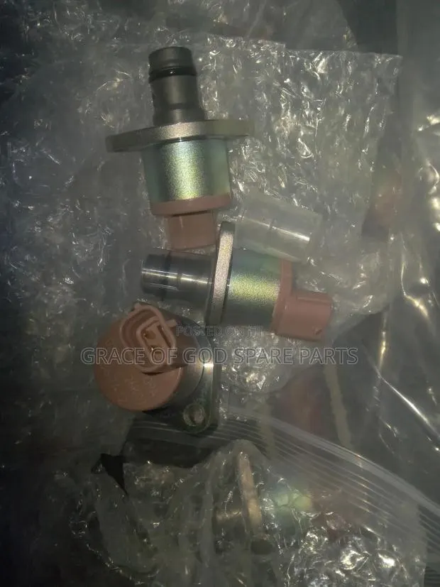 Nissan Urvan Fuel Pressure Regulator Valve Original · Photo 1