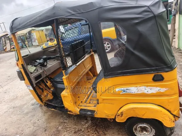 Bajaj RE 2024 Yellow · Photo 1