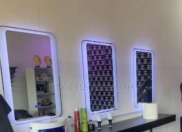 Salon Light Mirror · Photo 1
