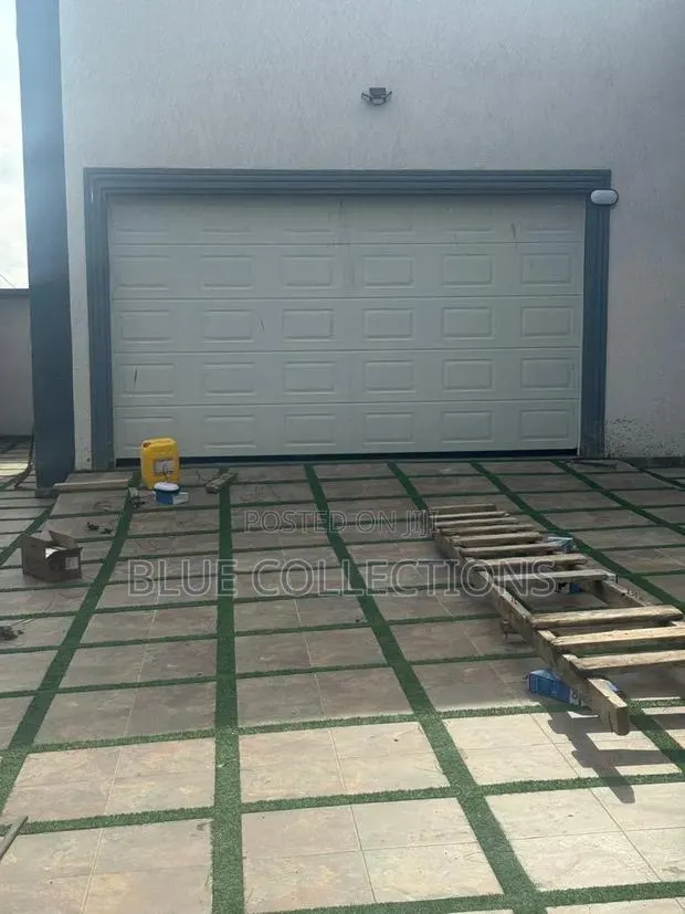 Automatic Garage With Smart Motor · Photo 1