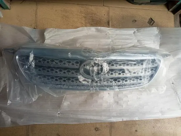 Toyota Corolla 2005-2008 Top Grille · Photo 1