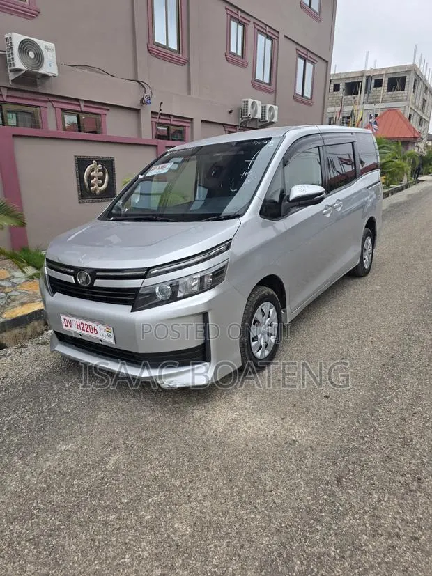 Toyota Voxy 2016 Silver · Photo 1