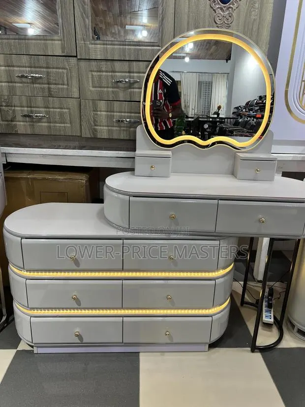Modern Dressing Mirror With Led Lights · Photo 1