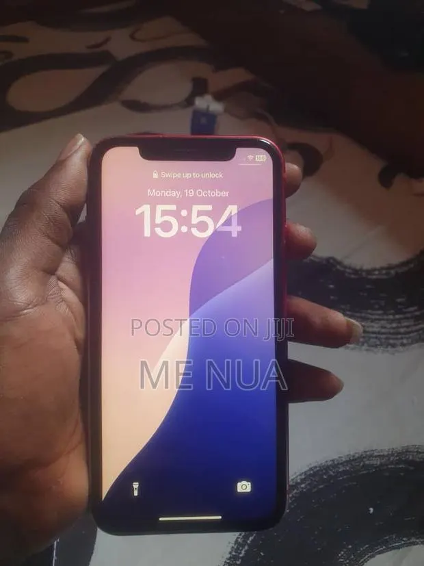 Apple iPhone XR 64 GB Red · Photo 1