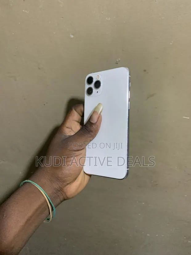 Apple iPhone 11 Pro 64 GB White · Photo 1