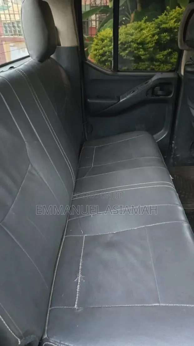 Nissan Navara 2011 Gray · Photo 1