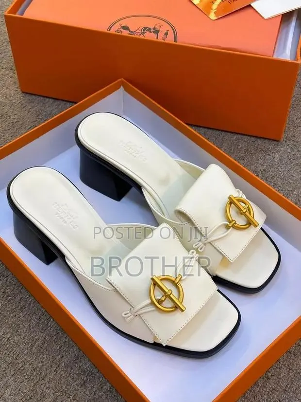Luxury Design -Style Women's Slippers · Photo 1
