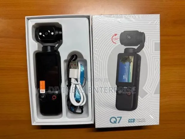 Q7 CCD Digital Camera · Photo 1