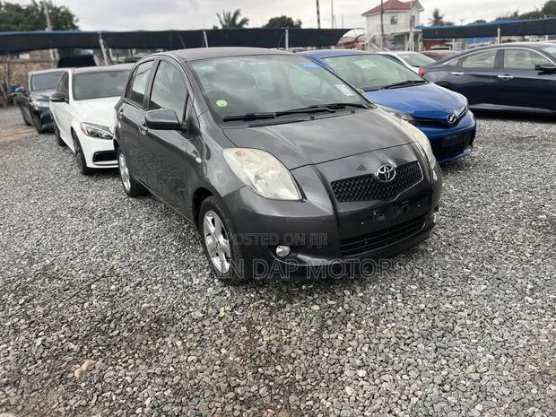 Toyota Yaris 2010 Gray · Photo 1