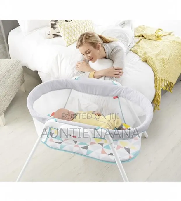 Fisher-Price Stow 'N Go Portable Bassinet · Photo 1
