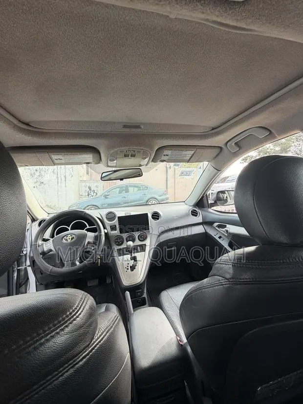 Toyota Matrix L Hatchback FWD (1.8L 4cyl) 2014 Silver · Photo 1