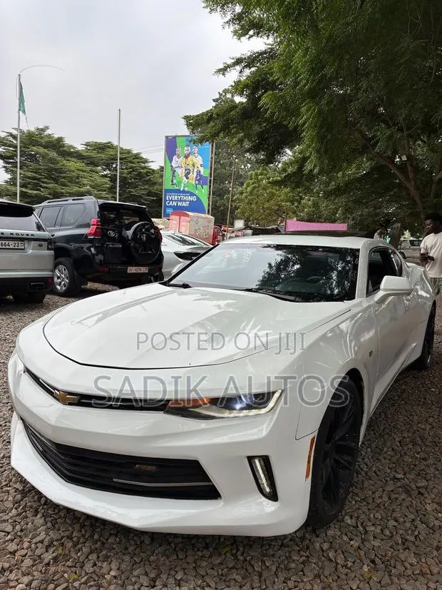 Chevrolet Camaro 2017 White · Photo 1