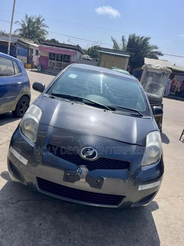 Toyota Vitz 1.3 AWD 5dr 2010 Gray · Photo 1