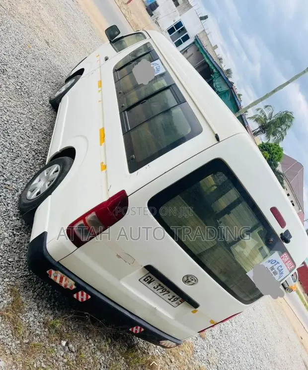 Toyota HiAce 2010 White · Photo 2