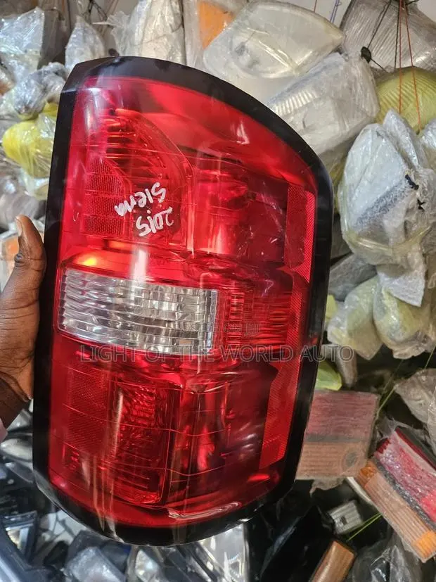 GMC Sierra Taillights Right Side 2015 · Photo 1