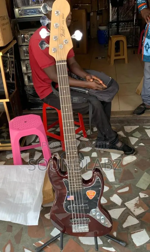 Fender Jazz Bass Passive Guitar (5 Strings) · Photo 1