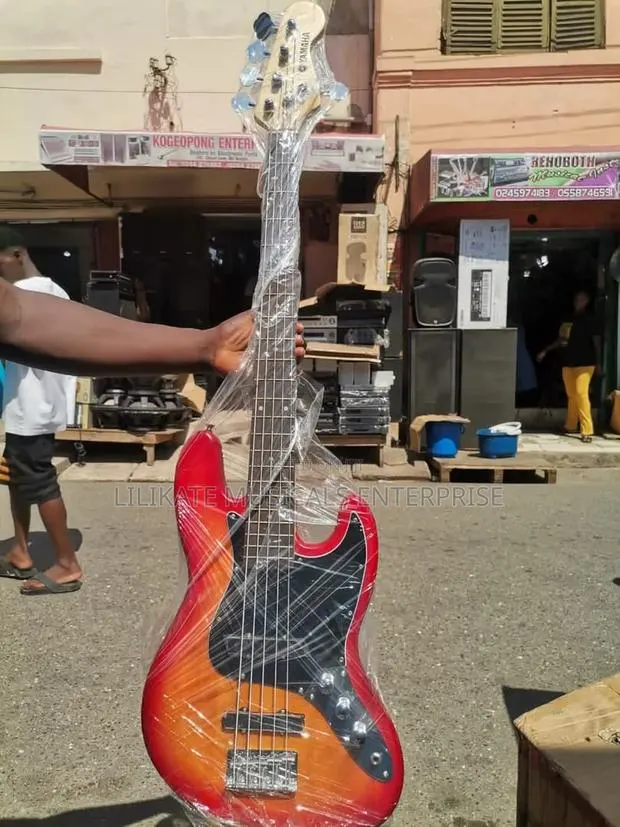 Yamaha 5 Strings Bass · Photo 1