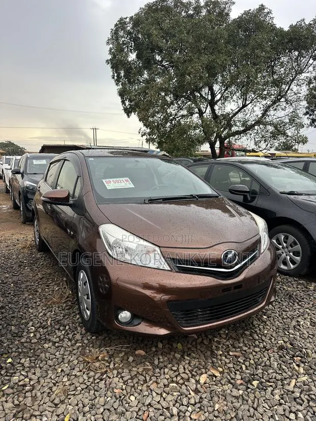 Toyota Vitz 1.3 AWD 5dr 2014 Brown · Photo 1