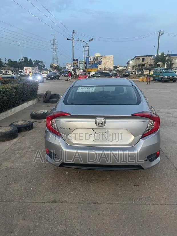 Honda Civic LX Sedan 2018 Silver · Photo 1