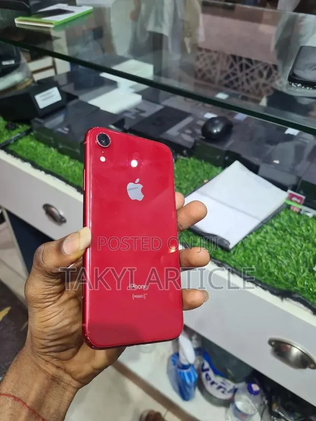 Apple iPhone XR 64 GB Red · Photo 1