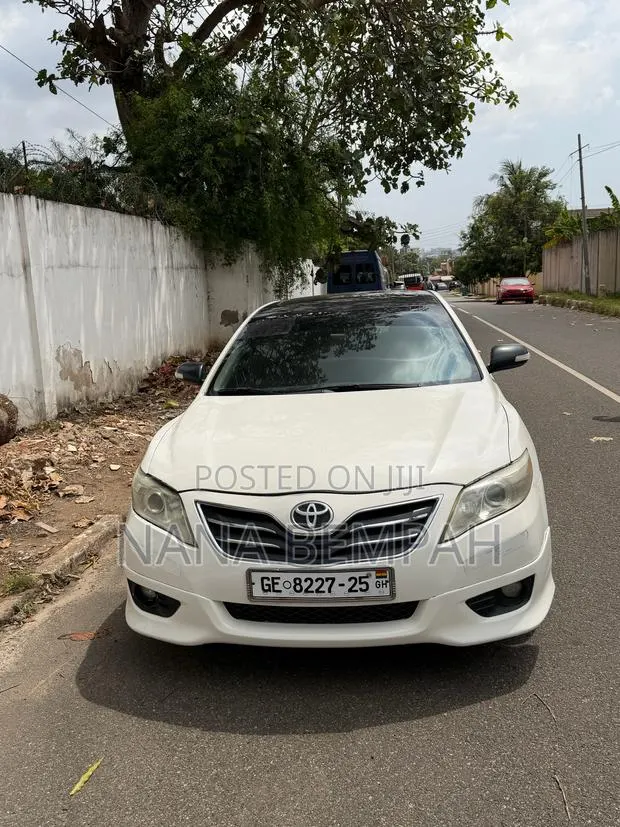 Toyota Camry SE 4dr Sedan (2.5L 4cyl 6A) 2011 White · Photo 1