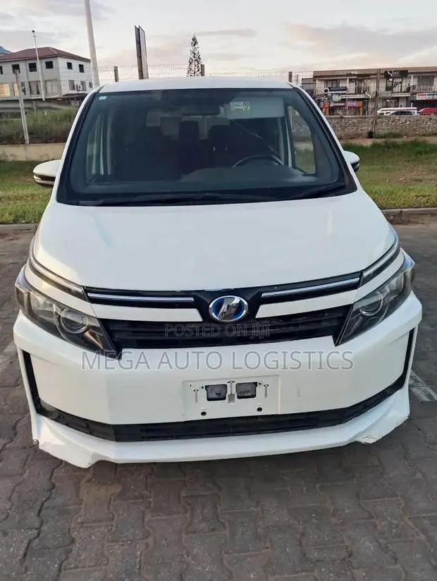 Toyota Voxy Hybrid X 2WD 7-Seater 2015 White · Photo 1