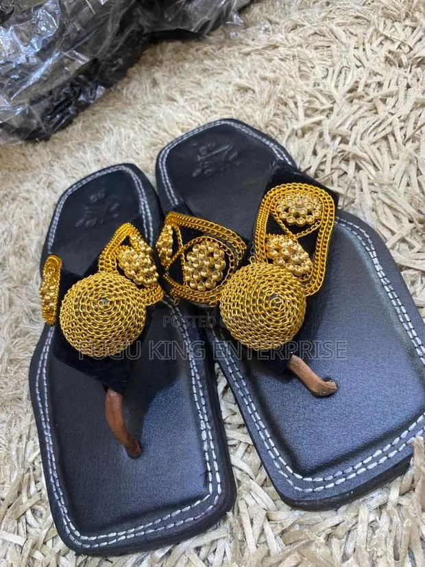 Ahenema Slippers · Photo 1