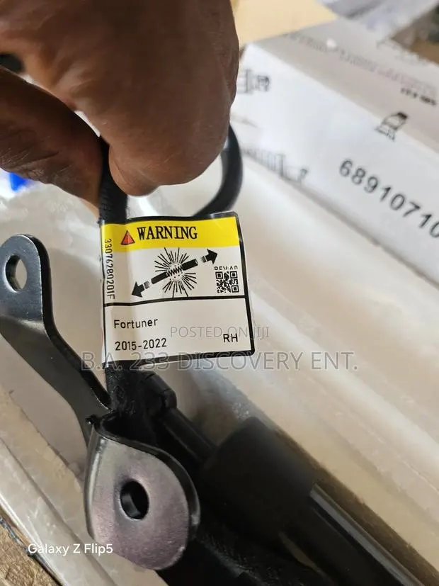 Toyota Fortuner 2015/2018/2020/2022 Electronic Boot Shocks · Photo 1