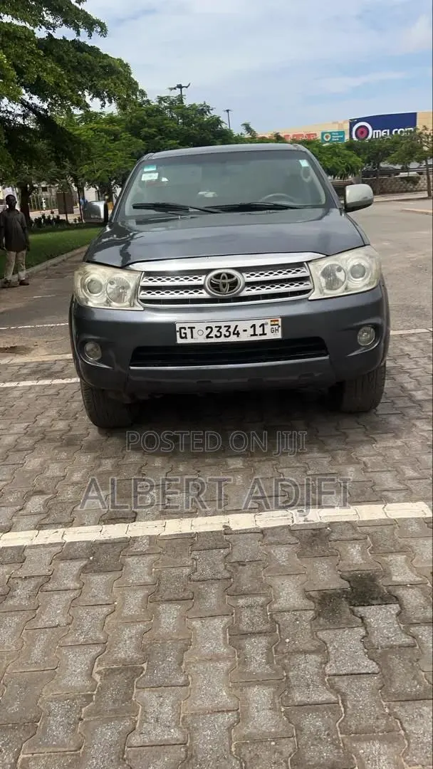 Toyota Fortuner 2011 Gray · Photo 1