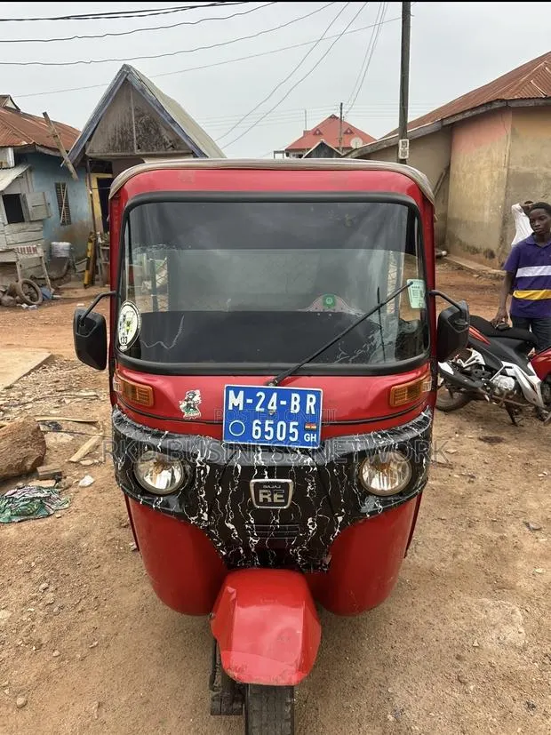 Bajaj RE 2024 Red · Photo 1