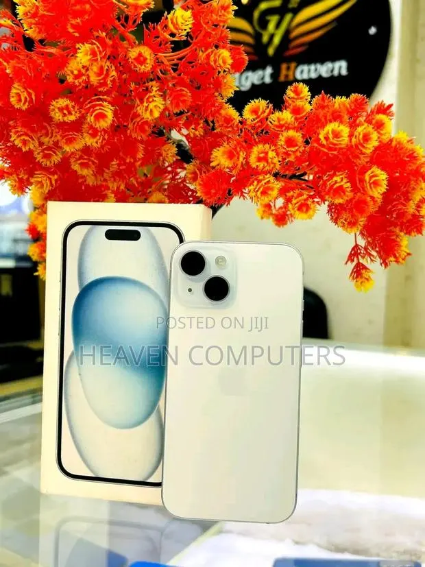 New Apple iPhone 15 128 GB Silver · Photo 1