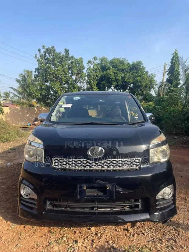 Toyota Voxy 2013 Black · Photo 1