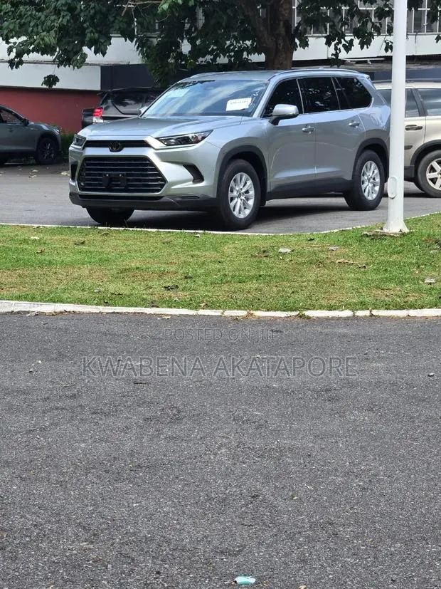 Toyota Grand Highlander XLE 2025 Silver · Photo 1