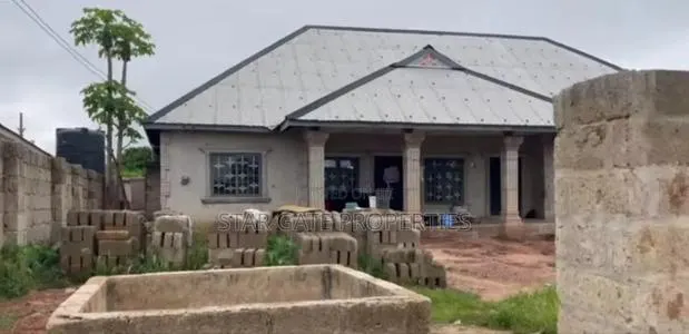 6bdrm House in Asante Mampong Daaho for sale · Photo 1