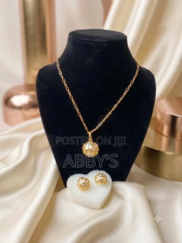 The Nexus Pearl Collection/Necklace With Earrings · Photo 1