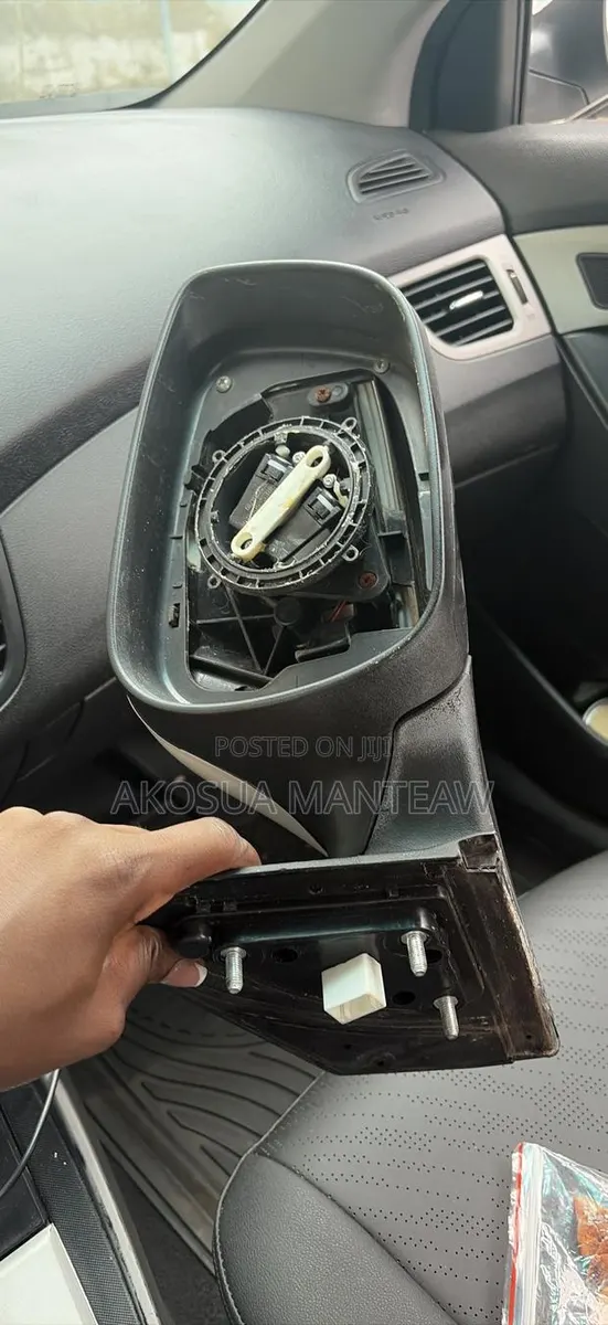 Hyundai Elantra 2011 Empty Mirror · Photo 1