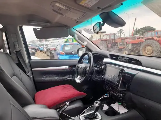 Toyota Hilux 2021 Green · Photo 1
