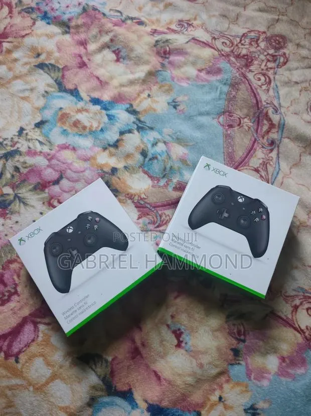 XBOX One S Wireless Controller 2 Pieces · Photo 1