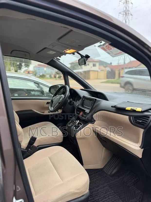 Toyota Noah 1.8 FWD Hybrid (7 seater) 2015 Brown · Photo 1