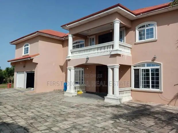 6 Bedroom for Sale on 4 Plot in Kasoa New Market · Photo 1