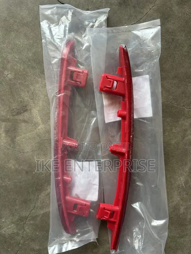 Honda Civic Back Bumper Reflector 2022,2023,2024,2025 · Photo 1