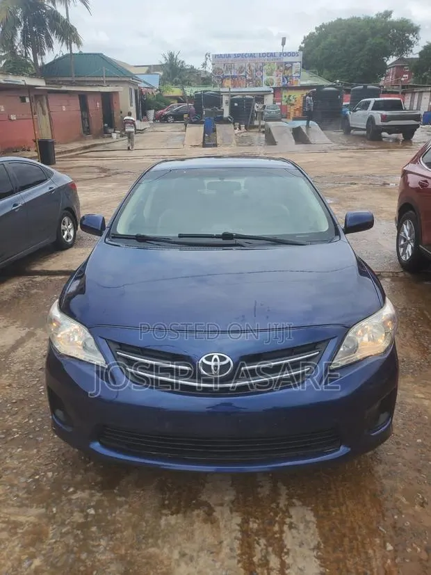 Toyota Corolla LE 4dr Sedan (1.8L 4cyl 4A) 2013 Blue · Photo 1